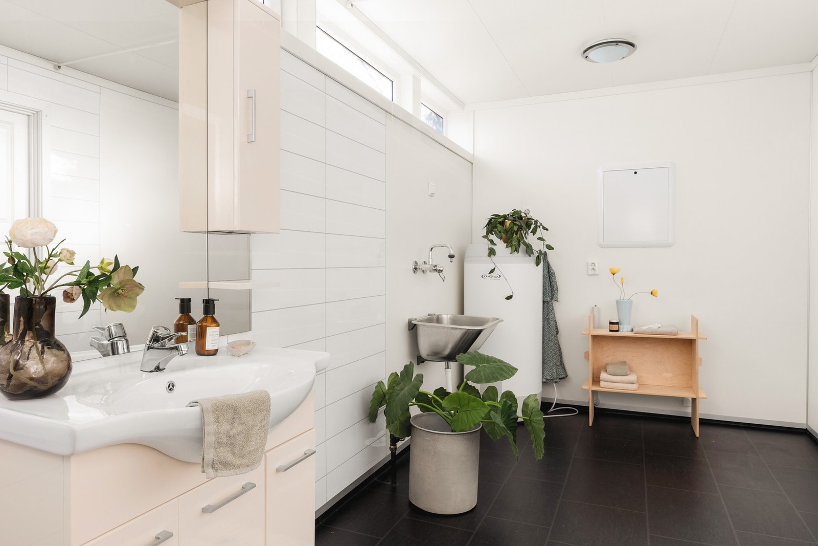 Badet og vaskerommet har tidligere vært to separate rom slått sammen til ett stort. Galleribilde