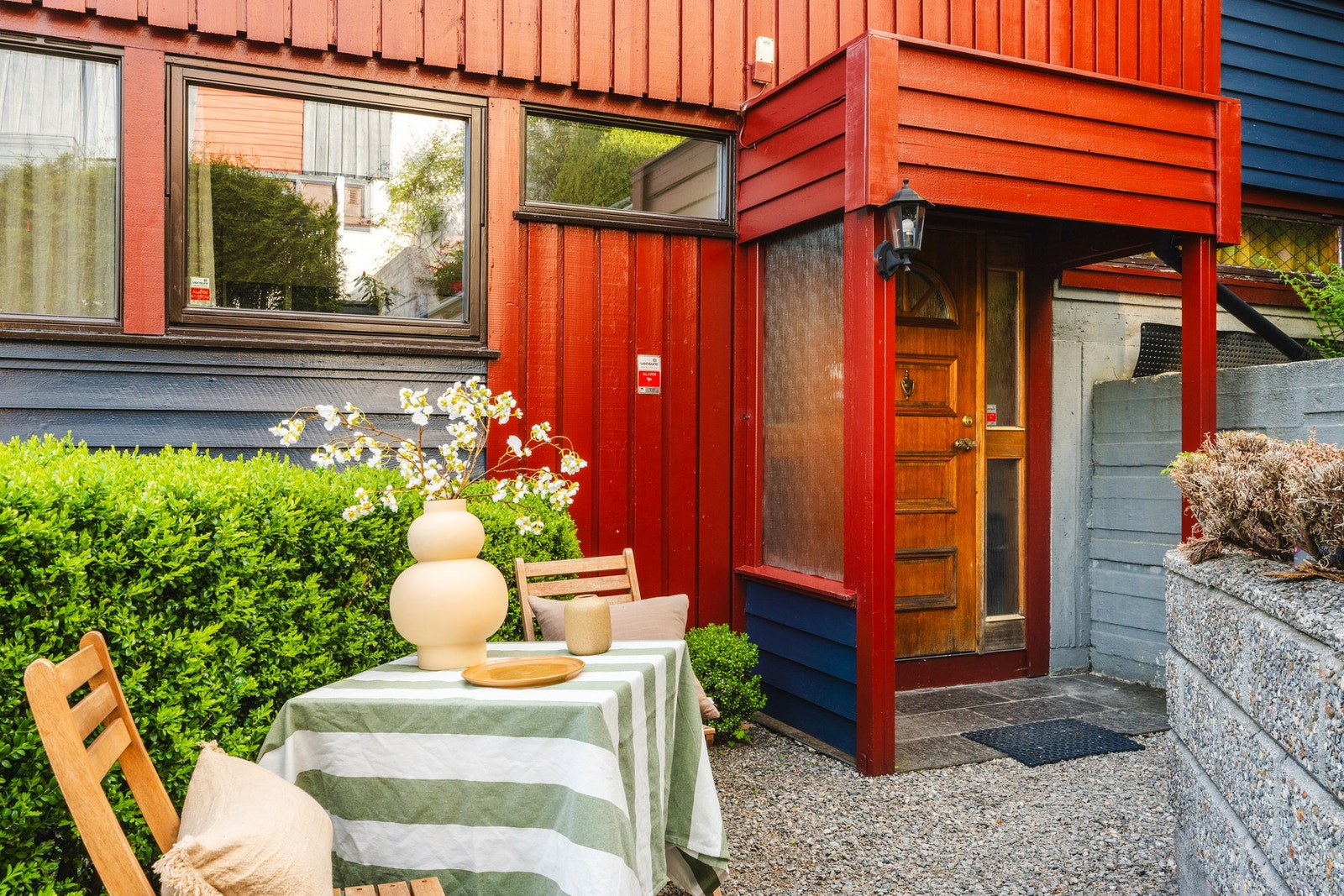 Boligen har flotte uteområder rundt hele huset! Galleribilde