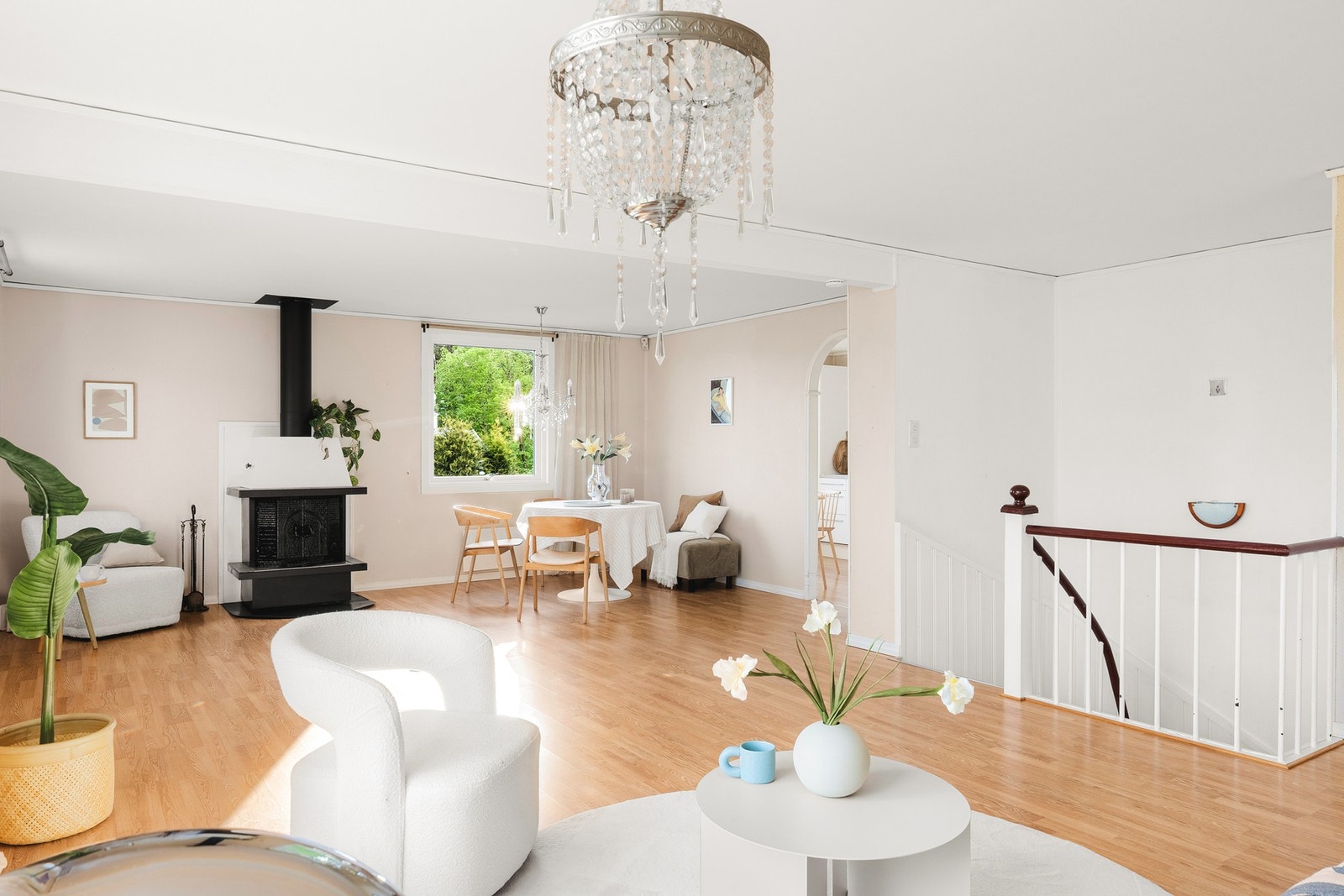 Stuen er innredet med peis. Galleribilde