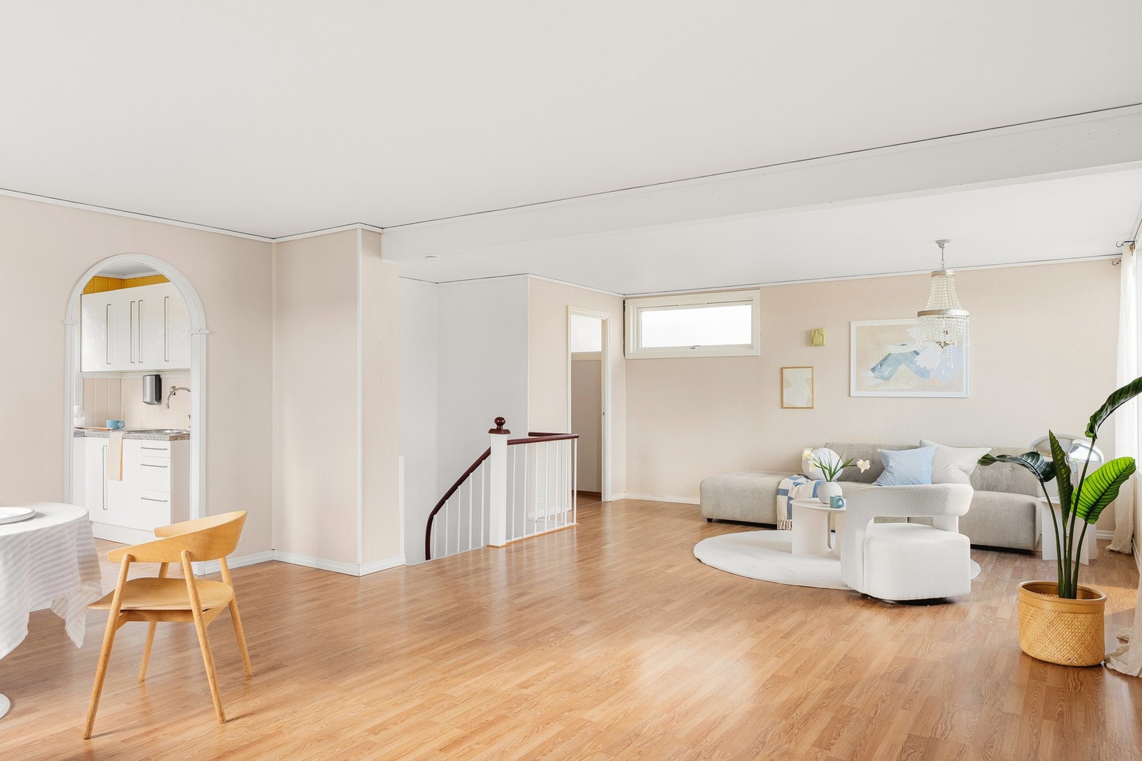 I 1. etasje er det også ett soverom med inngang fra stuen. Galleribilde