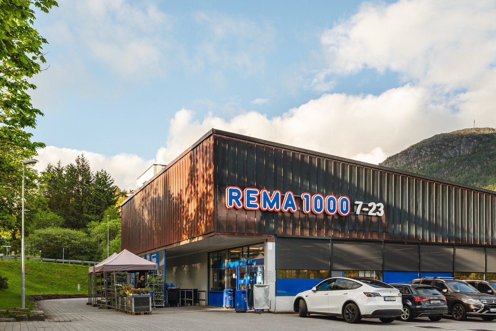 Rett over veien fra boligen ligger Rema 1000. Galleribilde