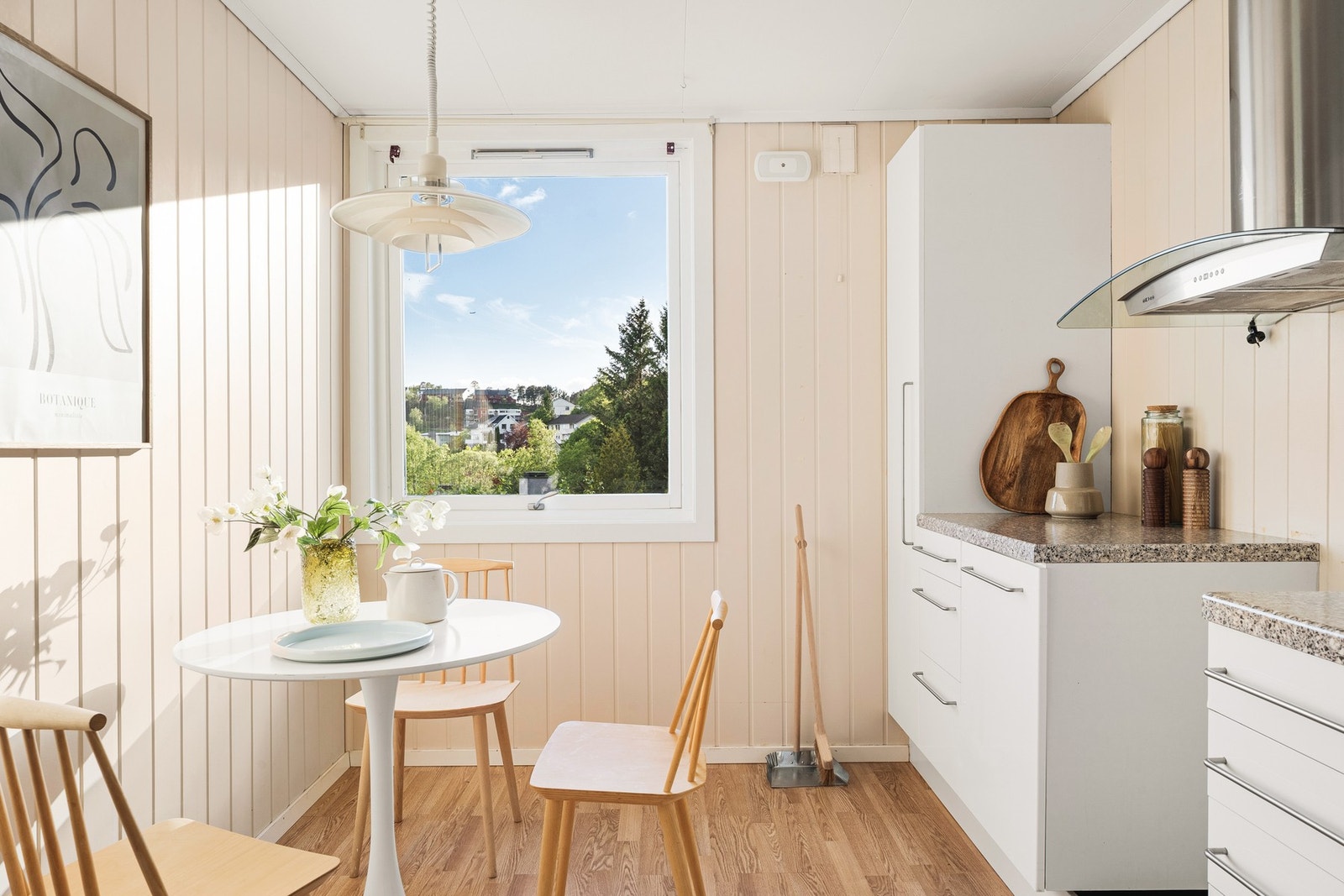 Det er vindu på kjøkkenet som gir godt med naturlig dagslys, og utsikt til hagen din. Galleribilde