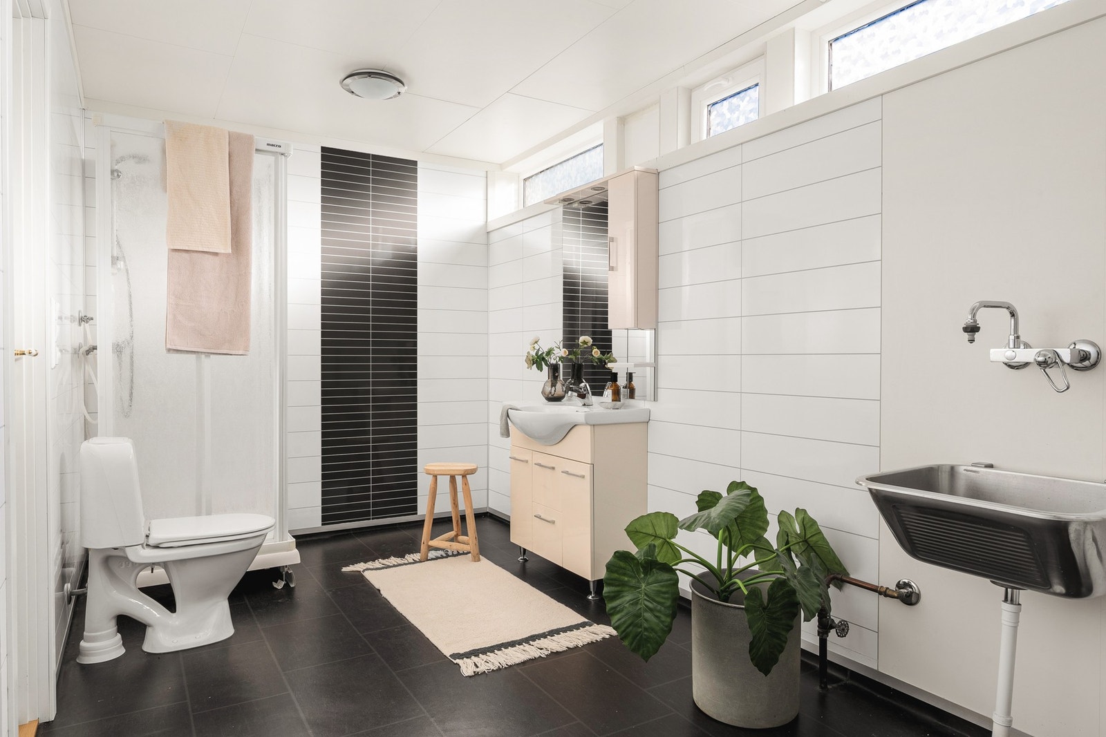 Badet med sine romslige 10,4 kvm og naturlig lysinnslipp! Galleribilde