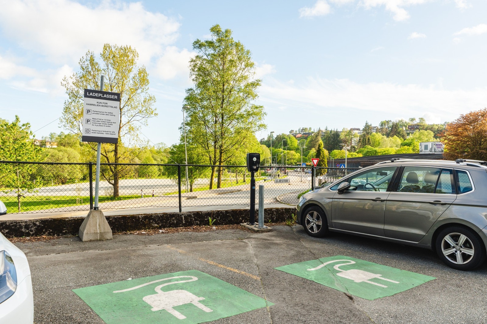 Det er parkering for alle beboerne i borettslaget. Alle enheter har en parkeringsenhet som fordeles av styret. Galleribilde