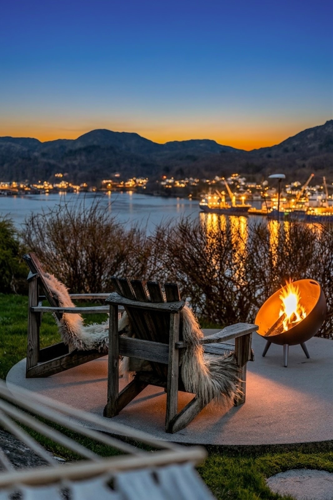 Kveldsstemning med utsikt mot lysene på andre siden av fjorden. Galleribilde