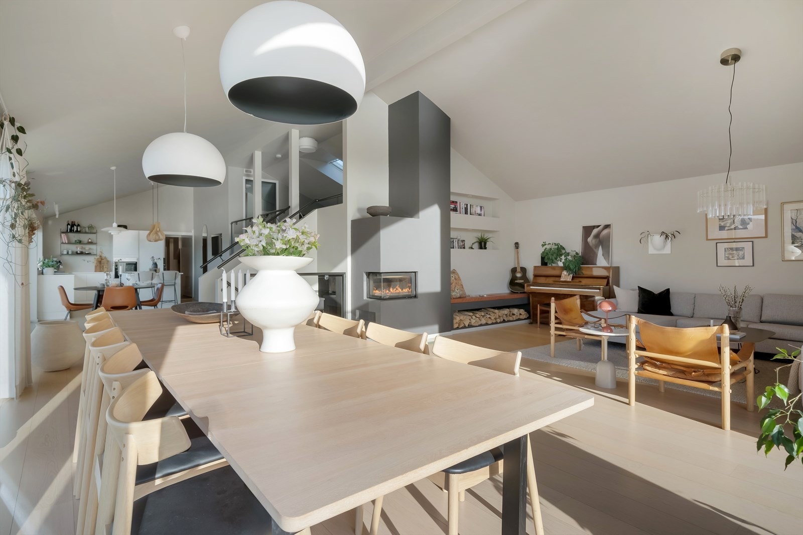 En oversikt over det sosiale allrommet, som er boligens naturlige samlingspunkt. Galleribilde