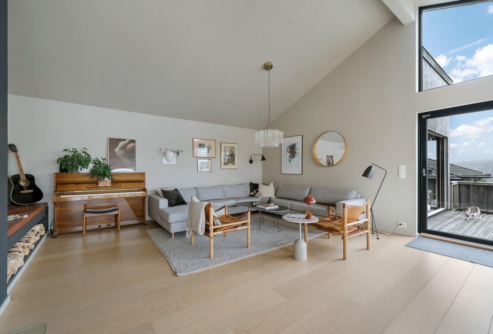 Fra stuen er det utgang til en terrasse på 28 m² via en skyvebalkongdør i tre. Galleribilde