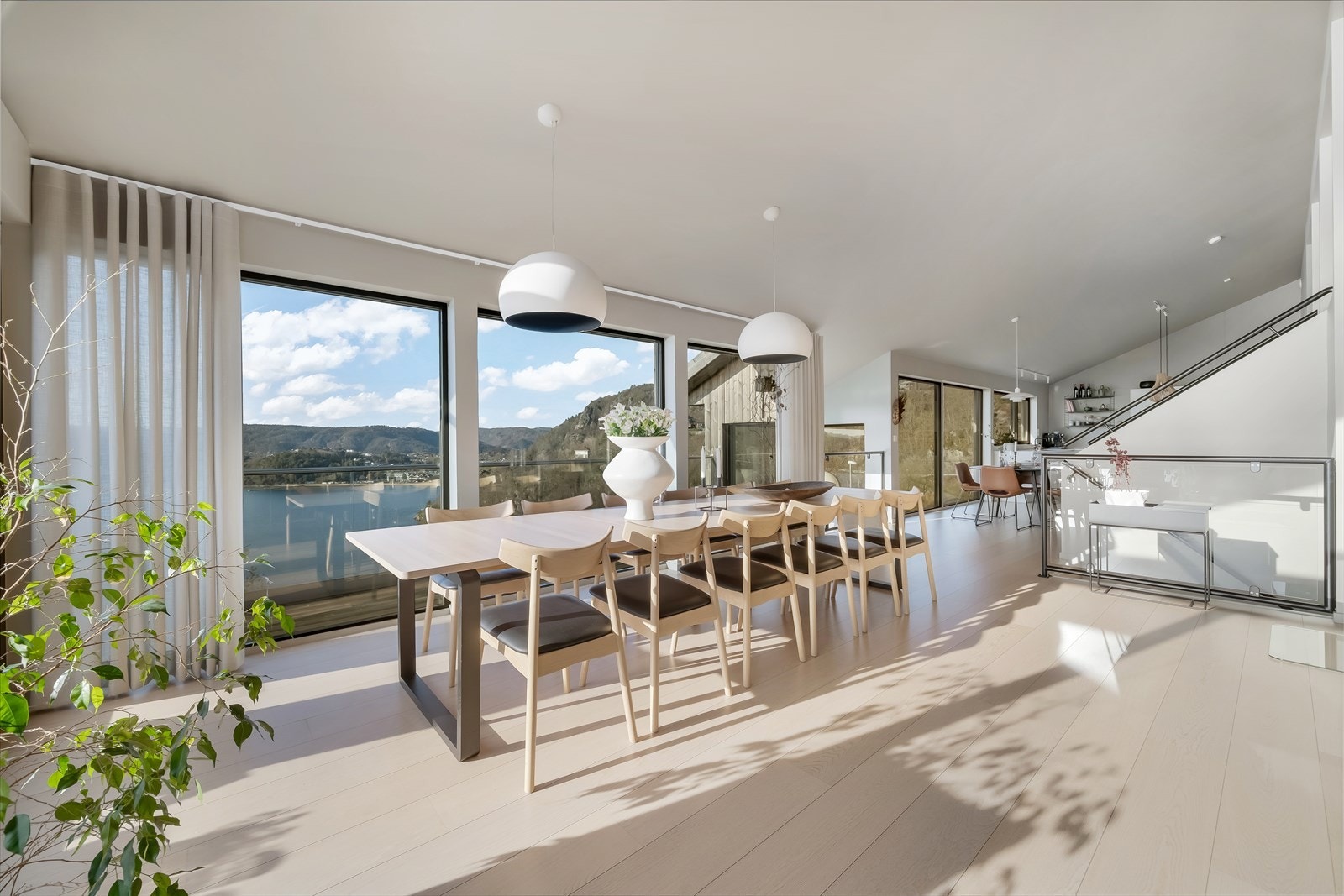 Spisestuen har plass til langbord for store selskaper, med fjorden som bakteppe. Galleribilde
