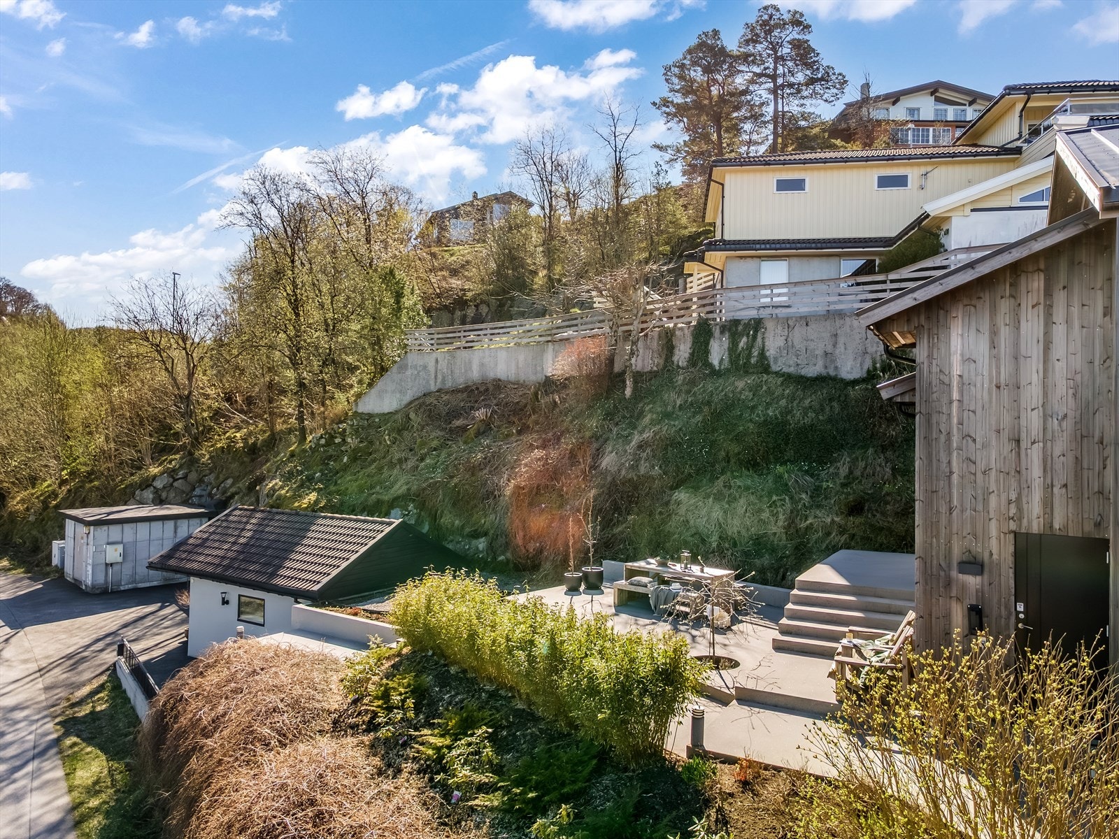 Tomten grenser delvis mot naturlige fjellmasser på baksiden av boligen. Galleribilde