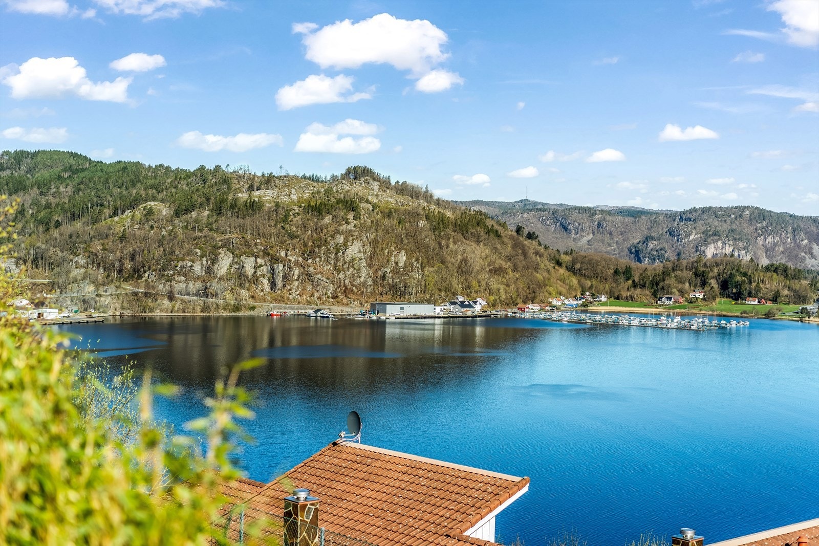 Utsikt mot Rosfjord og båthavnen. Galleribilde