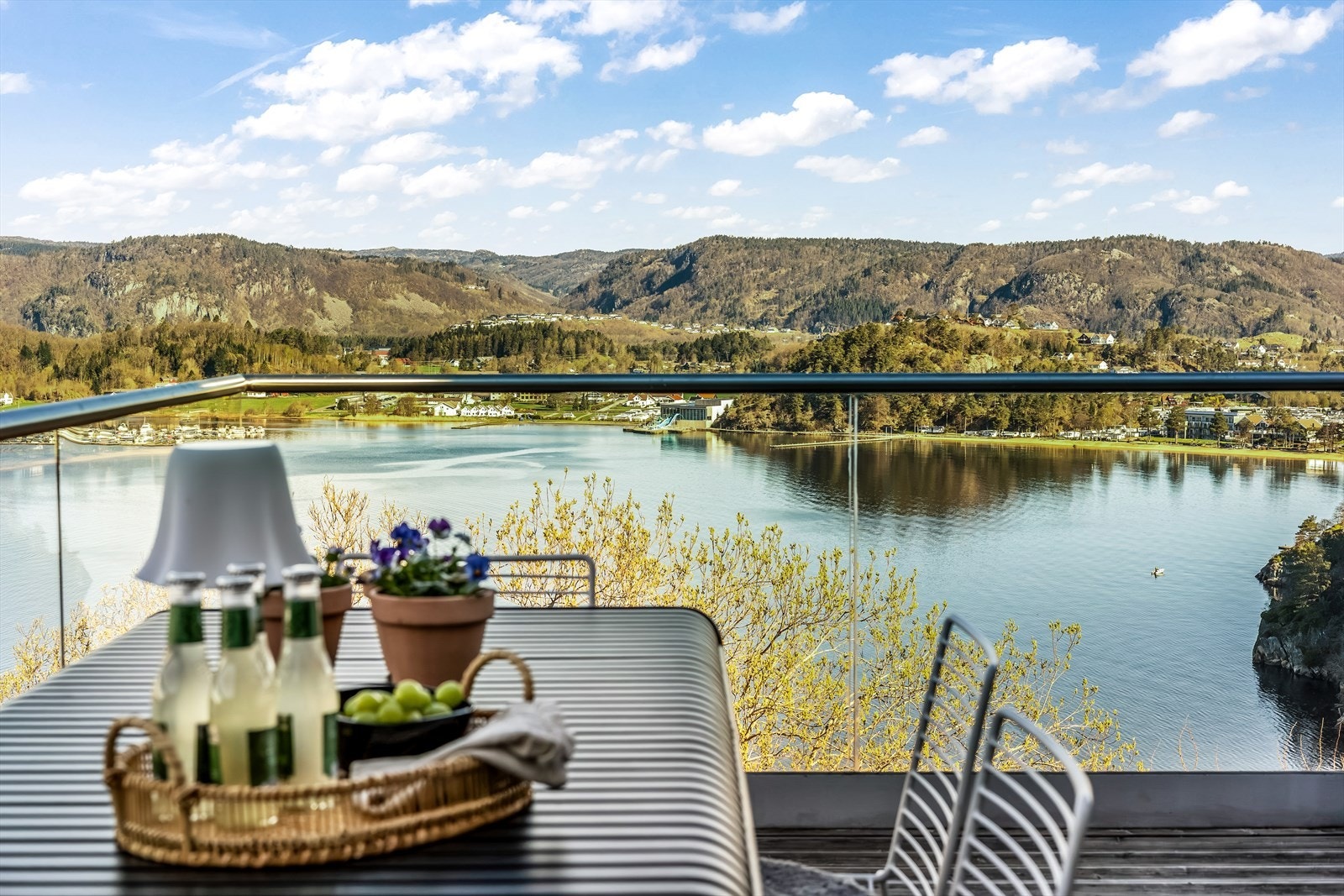 Fra terrassen kan man nyte utsikten over fjorden hele dagen. Galleribilde