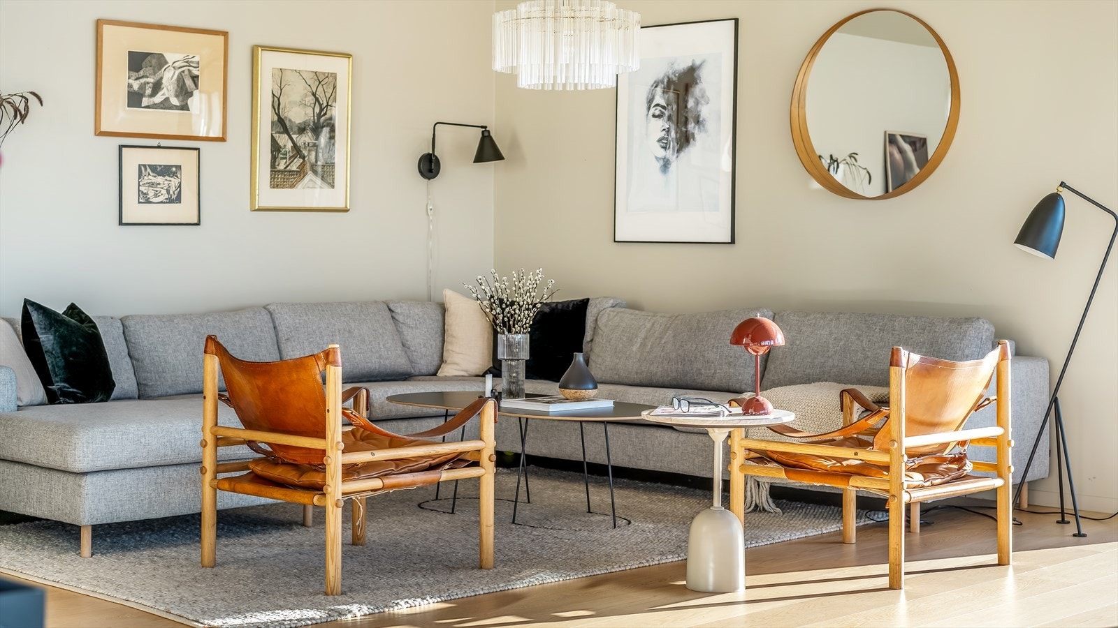Stuen har god plass til en romslig sofagruppe og ulike møbleringsløsninger. Galleribilde