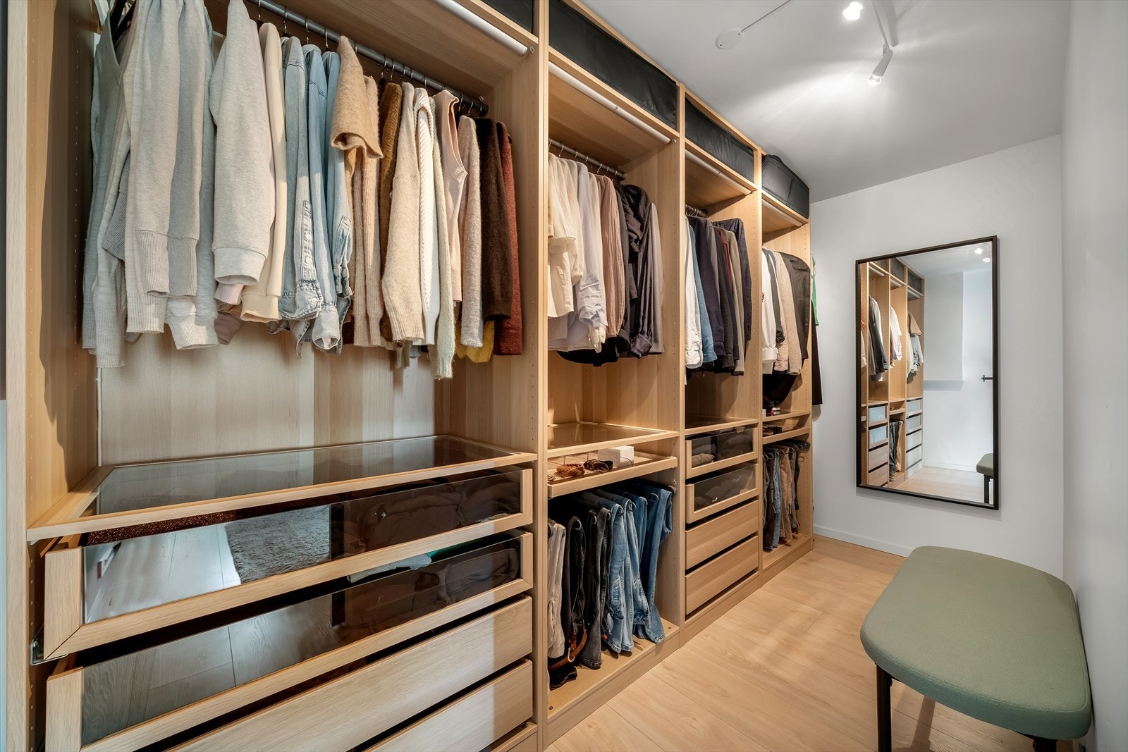 Praktisk og oversiktlig innredning i walk-in closet. Galleribilde
