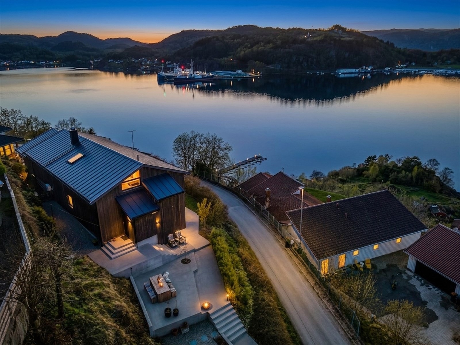Eiendommen og omgivelsene i skumringen. Galleribilde