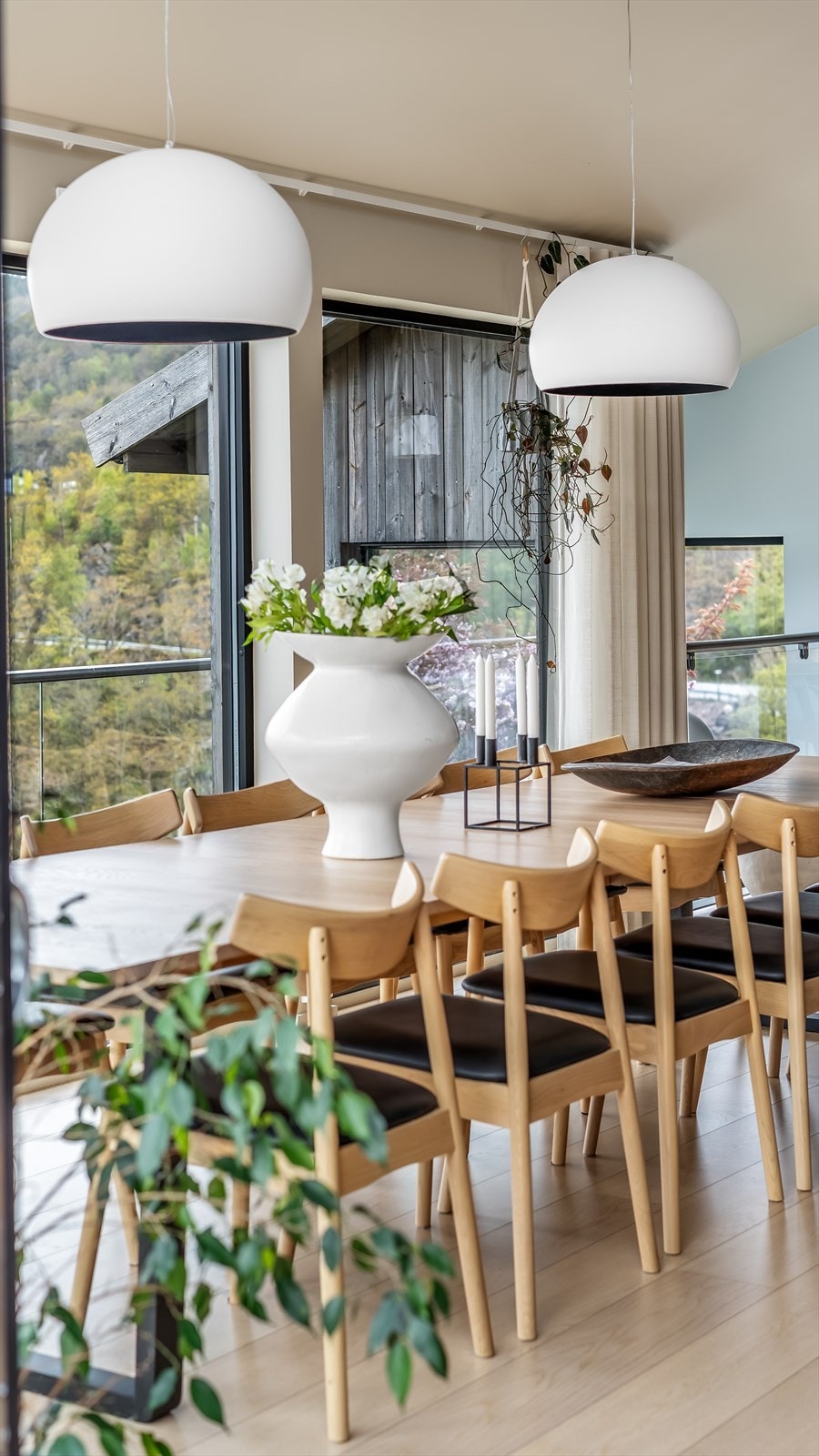 Store vinduer rammer inn utsikten og gir en følelse av å være tett på naturen. Galleribilde