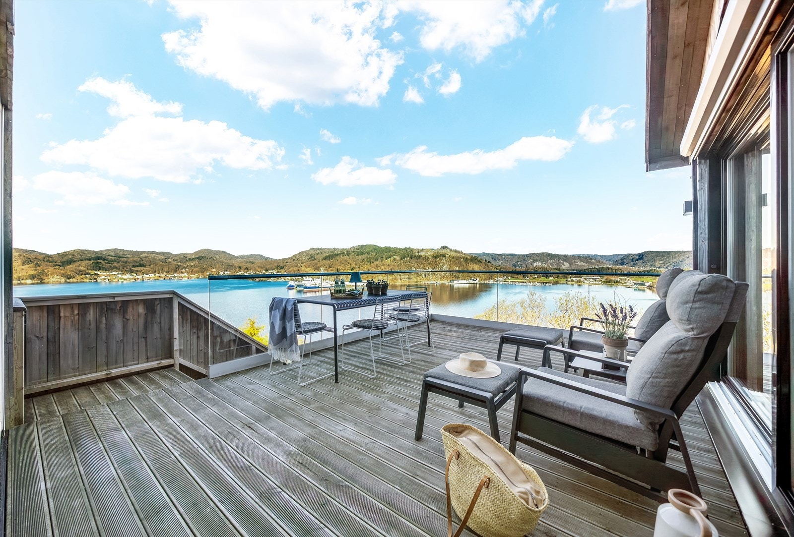 En romslig terrasse som er en naturlig forlengelse av stuen. Galleribilde
