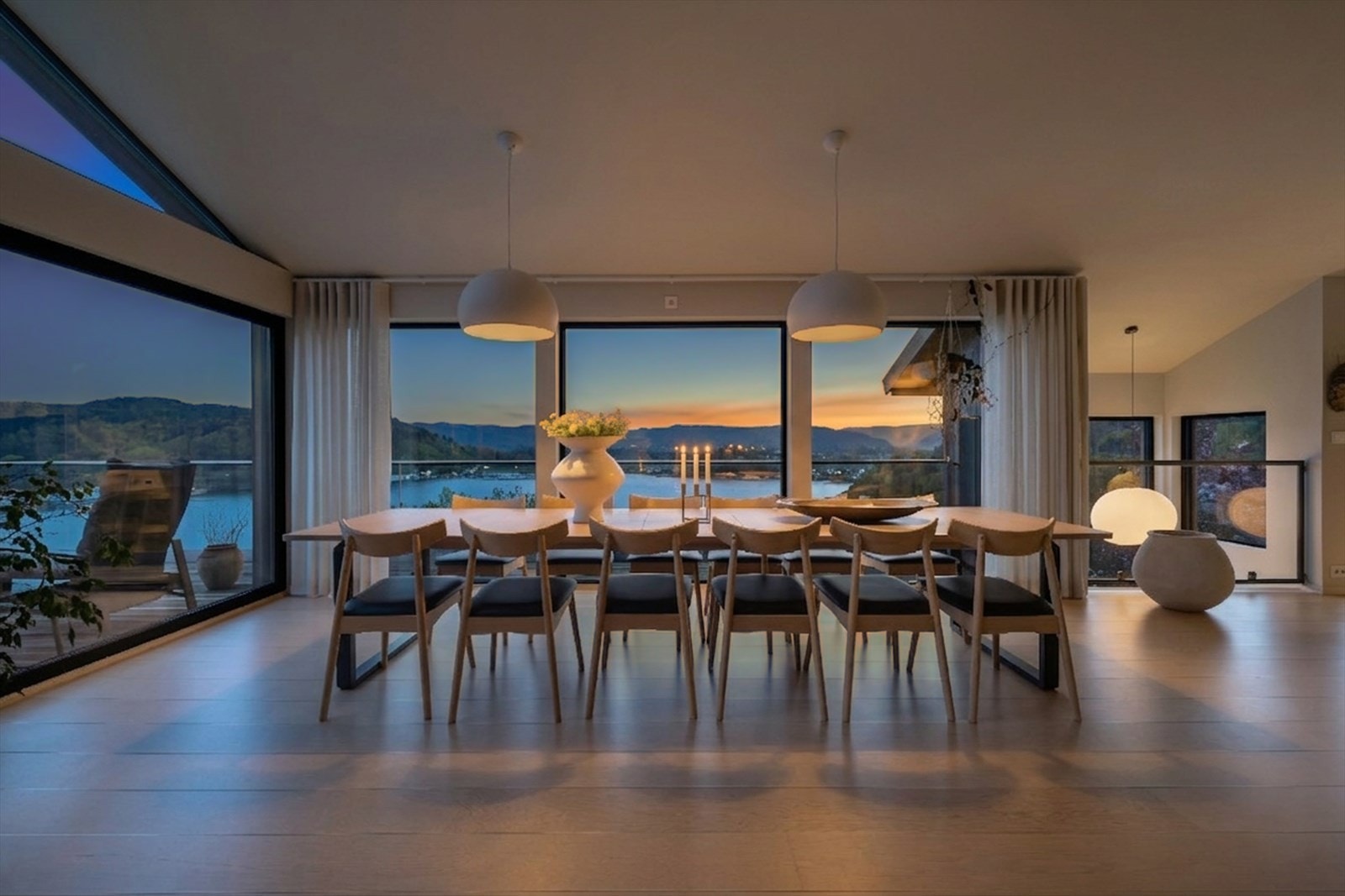 Fra spisestuen kan man følge med på lyset som endrer seg over fjorden. Galleribilde