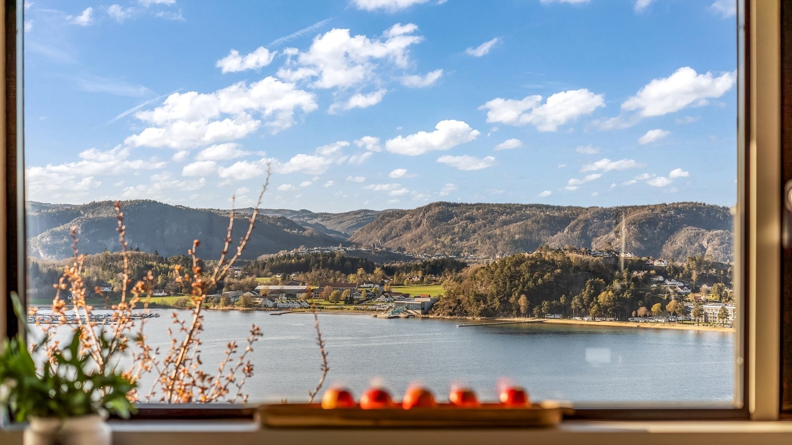 Utsikt fra et av vinduene mot fjorden. Galleribilde