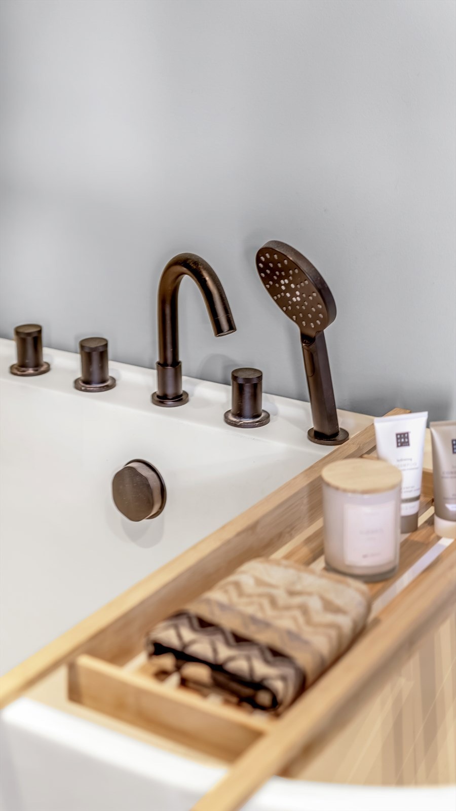 Badet har gulv med microsement og elektriske varmekabler. Veggene har microsement i dusjsonen. Galleribilde