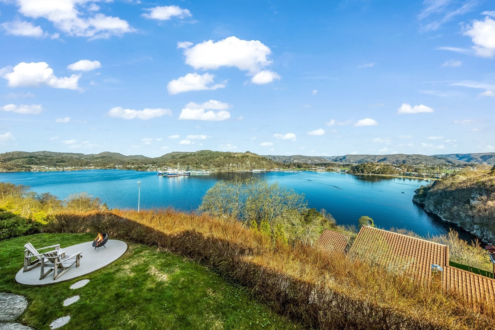 Panoramautsikt over innseilingen til Lyngdal. Galleribilde
