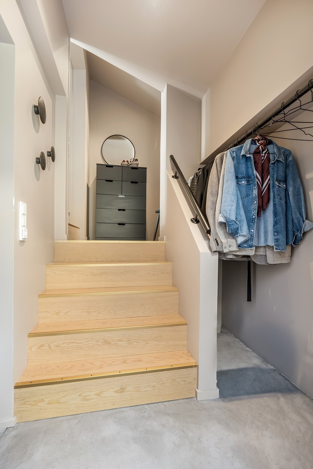 Boligen har en spennende splitt-level-karakter med trapper som forbinder halvetasjene. Trappen har trinn av eik. Galleribilde