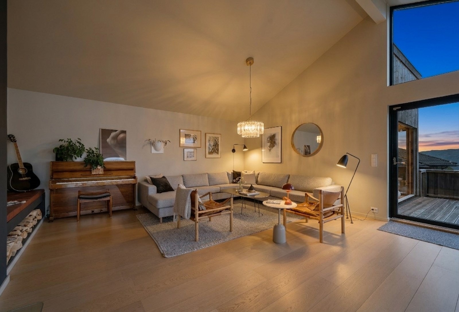 Stuen er lun og innbydende med dempet belysning. Galleribilde