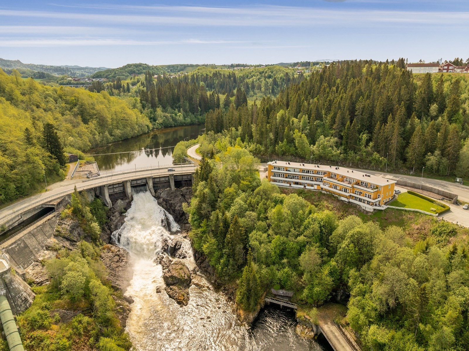 Det er parkeringsplass med elbillader, samt gode muligheter for gjesteparkering. Galleribilde