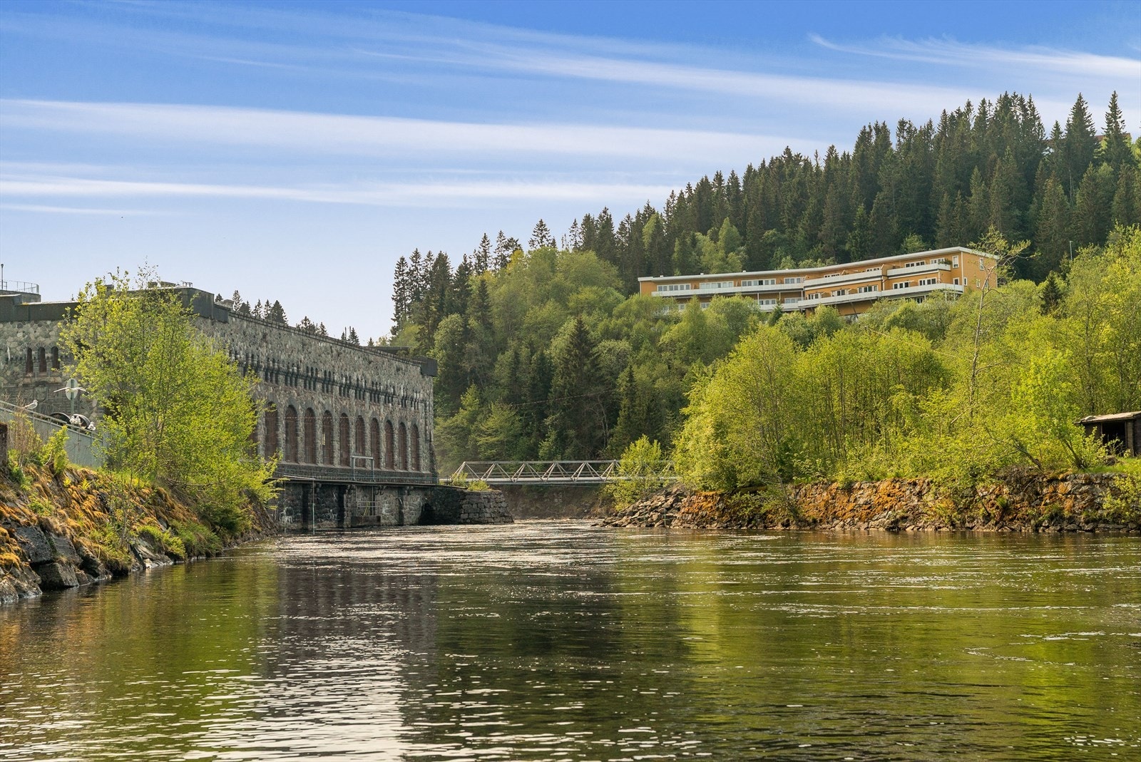 Her bor du i naturskjønne omgivelser, samtidig som det er kort vei til kollektivtransport, skoler og barnehager. Galleribilde