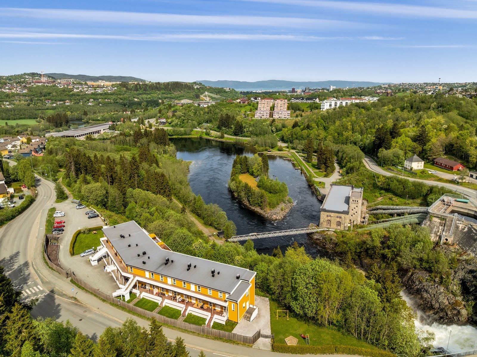 Det er nydelige turmuligheter ved Leirfossen Park, med flotte turstier langs Nidelven. Galleribilde