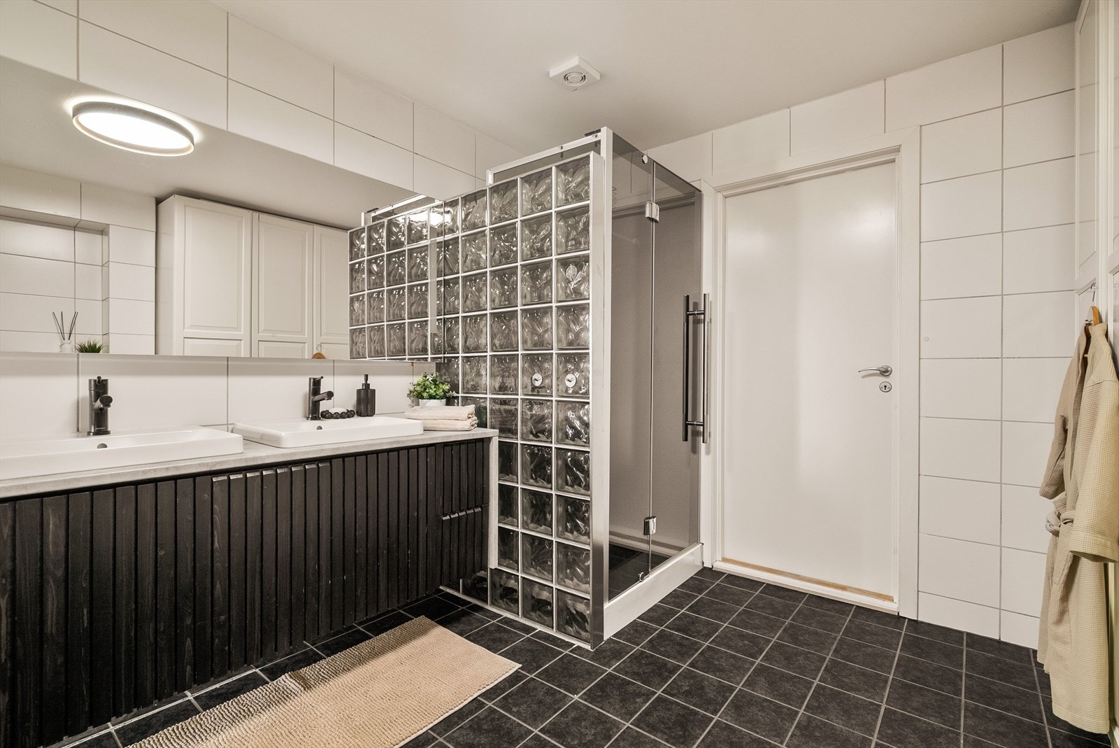 Badet måler 11,5 kvm og har direkte adkomst til separat vaskerom. Galleribilde