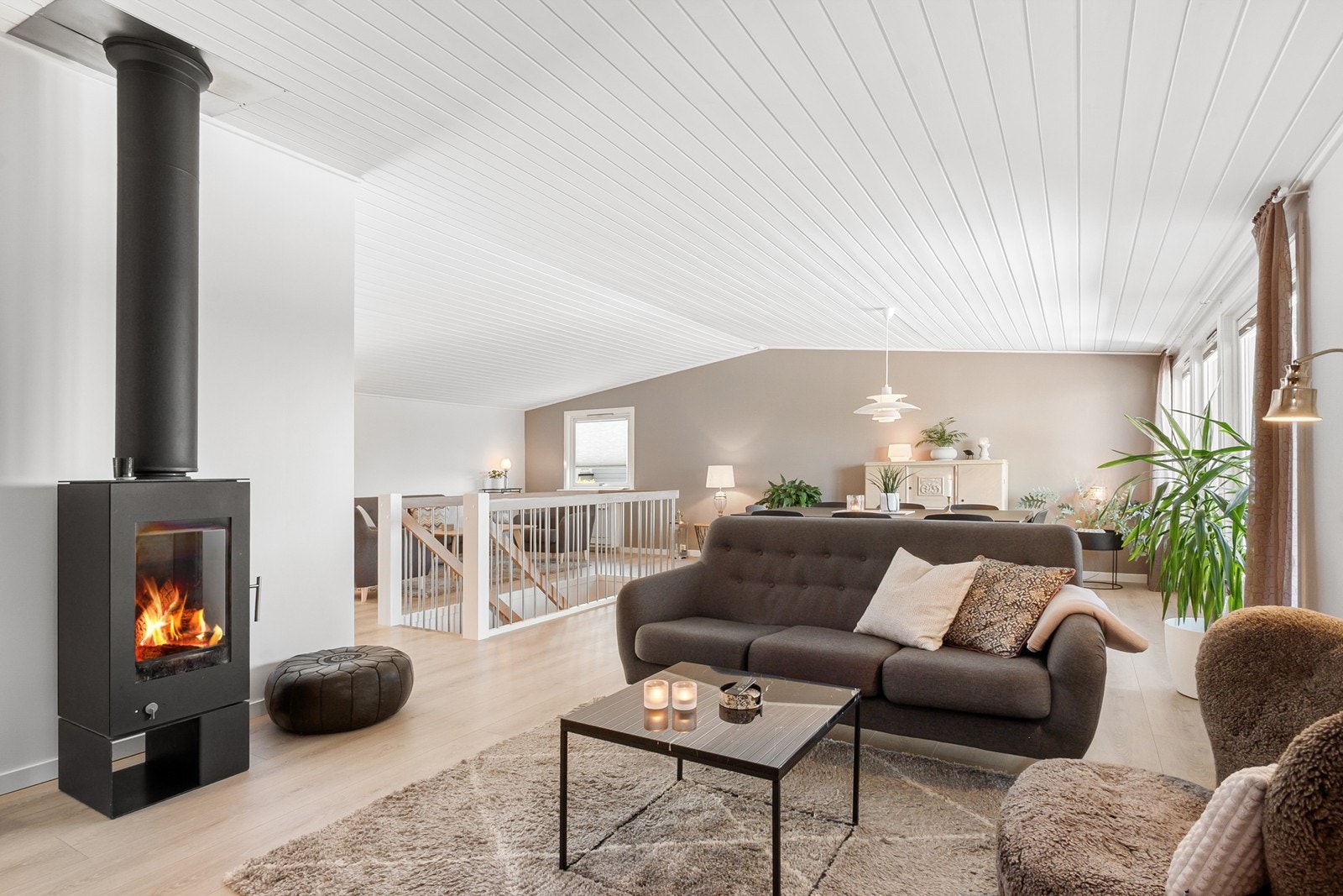Hovedstuen i 1. etasje utgjør store deler av etasjen - et åpent og lyst rom med en herlig atmosfære. Galleribilde