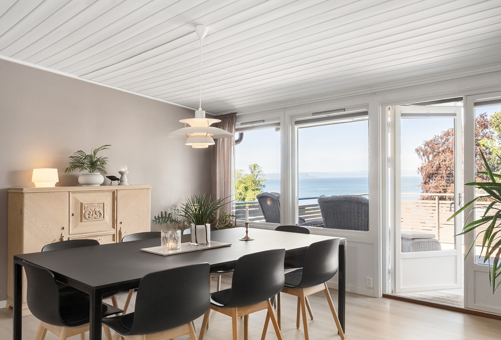 Stuen har store vindusflater og utgang til terrasse. Galleribilde