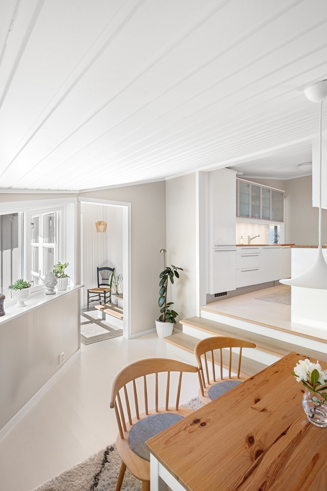 Her kan hverdagsmåltidene nytes med utsyn mot hagen. Galleribilde