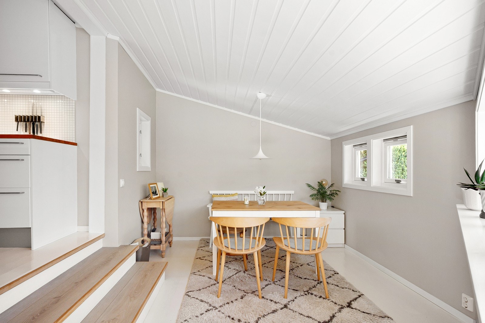 Egen spisestue ligger adskilt fra stuen og tilknyttet kjøkken. Galleribilde