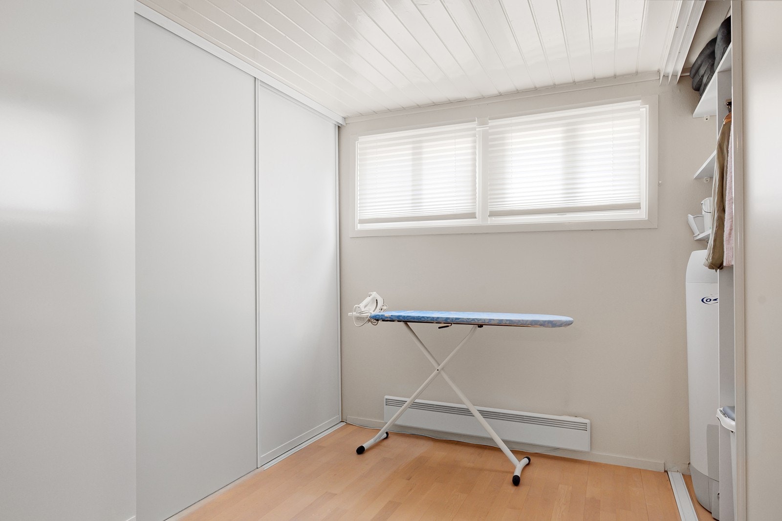 I underetasjen har boligen to store boder, der en av dem er innredet med skyvedørsgarderobe. Galleribilde