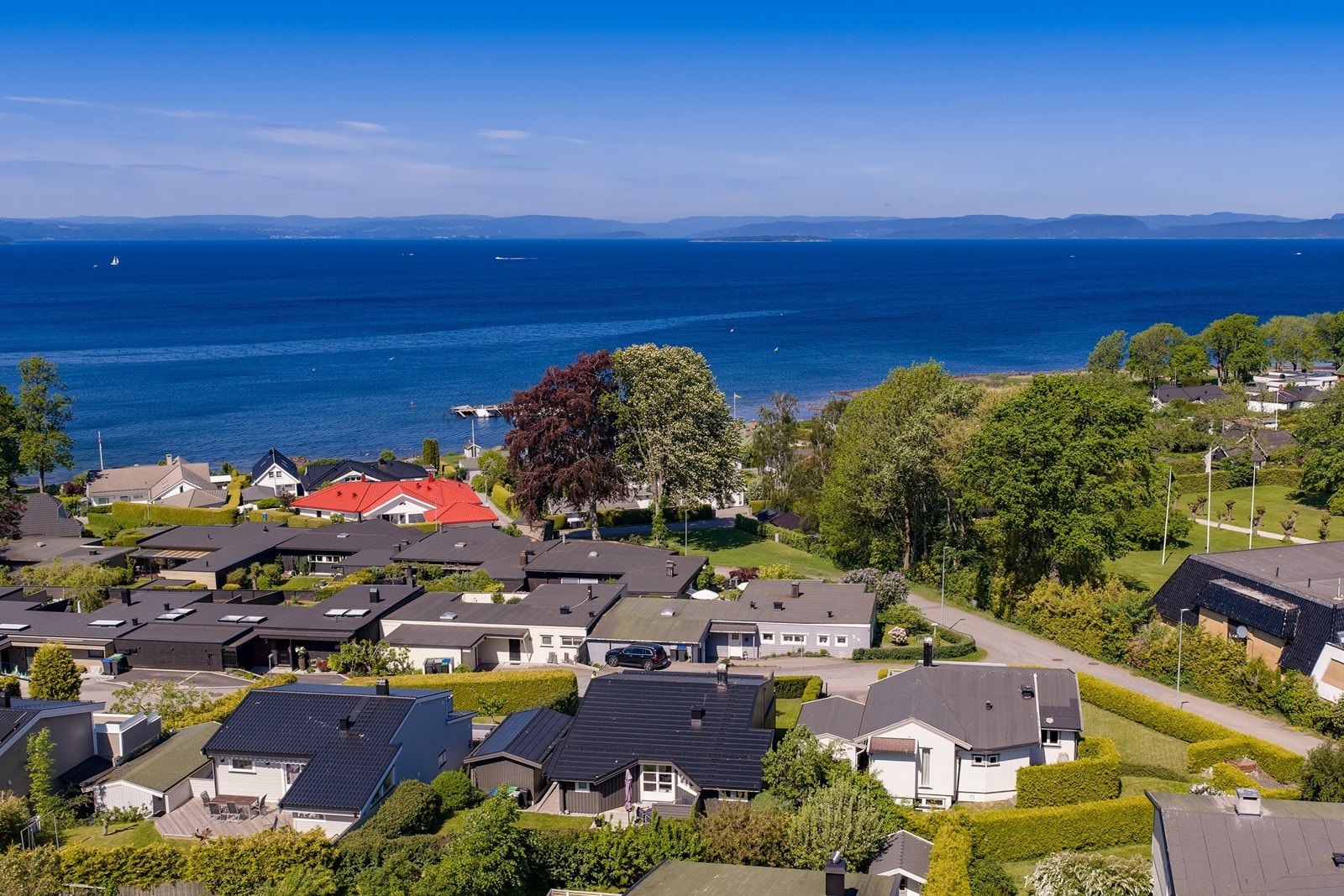 Videre ligger Refsnes Gods rett over gata og det er kort vei til butikk, barnehager og skoler. Galleribilde