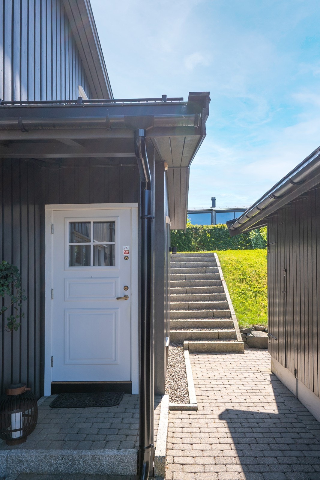 Inngangspartiet ligger skjermet til med overbygg og enkel adkomst fra garasje. Galleribilde