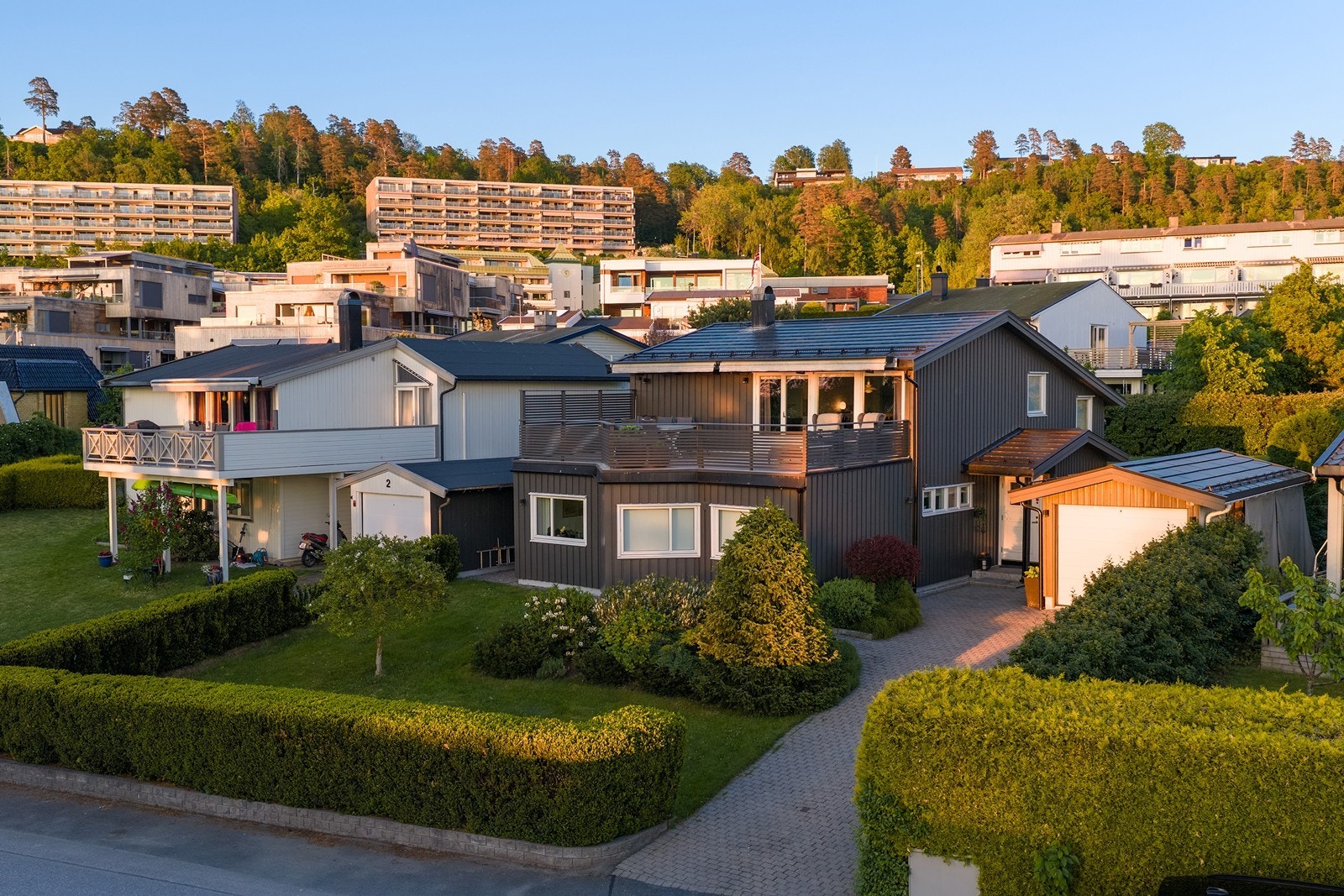 Tomten er pent opparbeidet med rom for lek, aktivitet og avslapning. Galleribilde