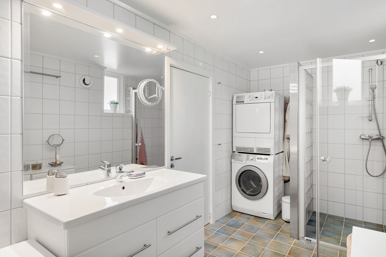 Badet ble oppgradert og utvidet i 2006, med flislagte overflater, gulvvarme, dusjnisje og røropplegg for vaskemaskin. Galleribilde