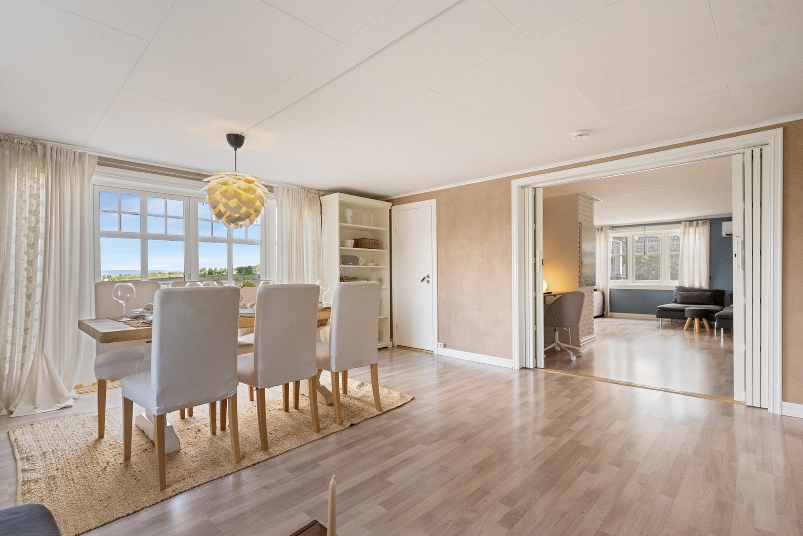 Den romslige spisestuen gir god plass til både hverdag og selskap, og skaper en naturlig møteplass for hyggelige måltider og sosiale sammenkomster med familie og venner. Galleribilde