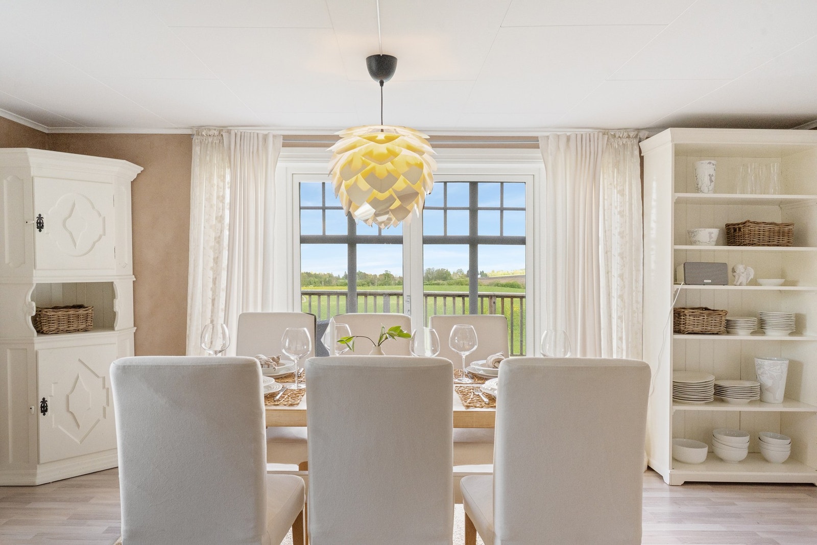 Fra spisestuen er det direkte utgang til en stor og usjenert terrasse, hvor du kan nyte solrike dager, hyggelige måltider utendørs og rolige stunder i private omgivelser. Galleribilde