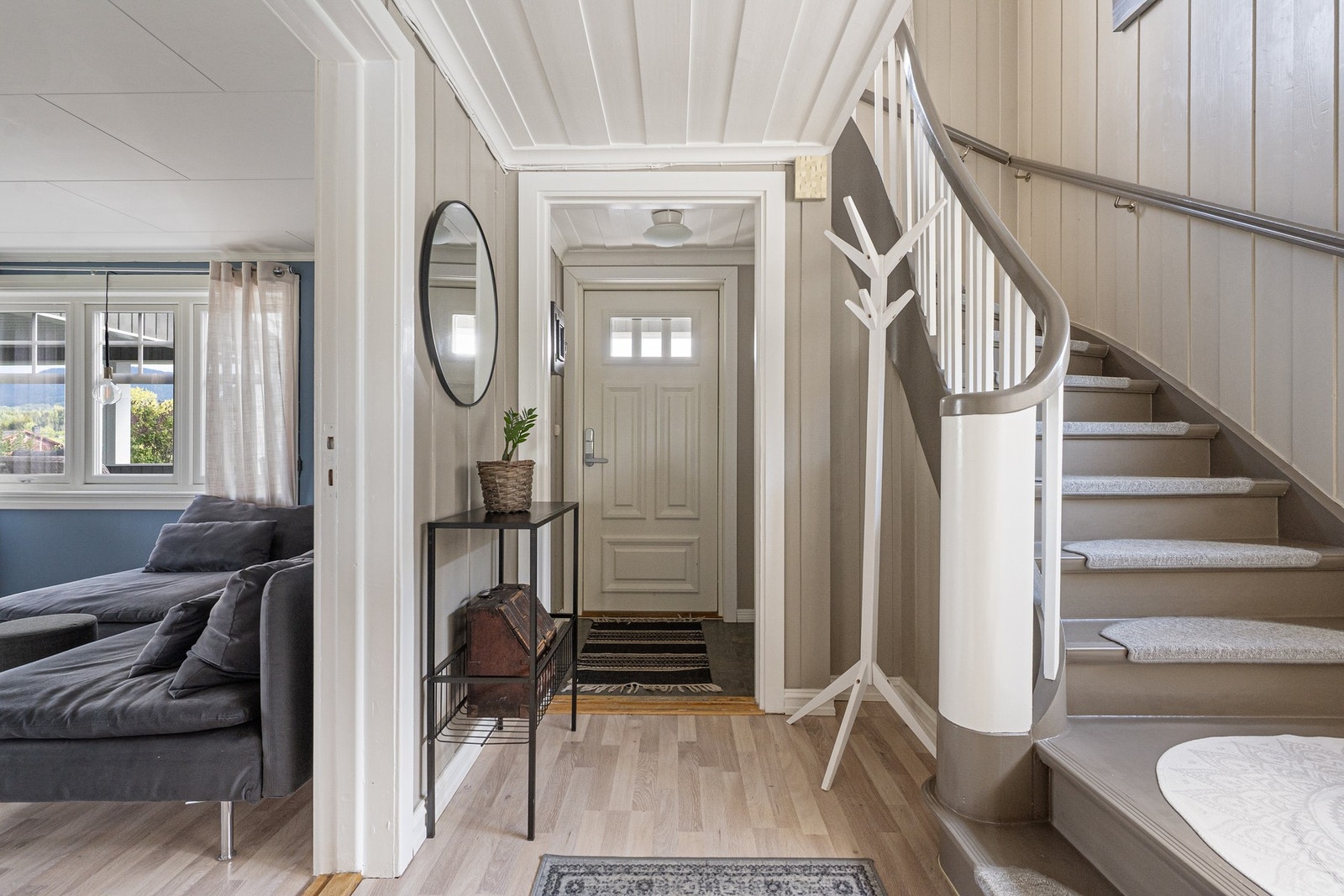 Adkomst til entre med trapp opp til 2.etasje. Galleribilde