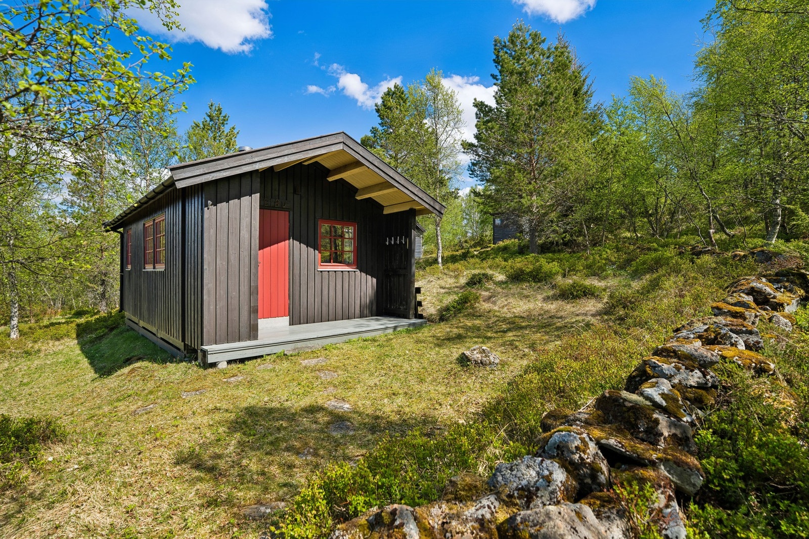 Sjarmerende fritidsbolig med usjenert beliggenhet. Galleribilde