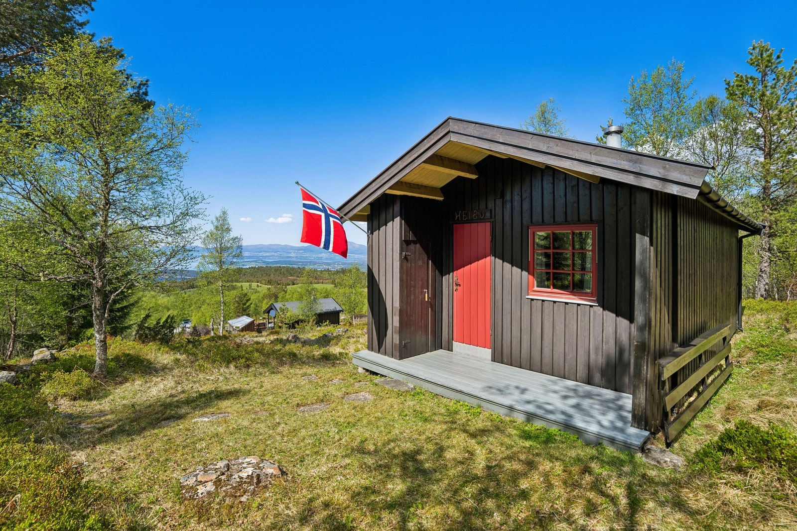 Eiendommen har flott utsikt og gode solforhold. Galleribilde
