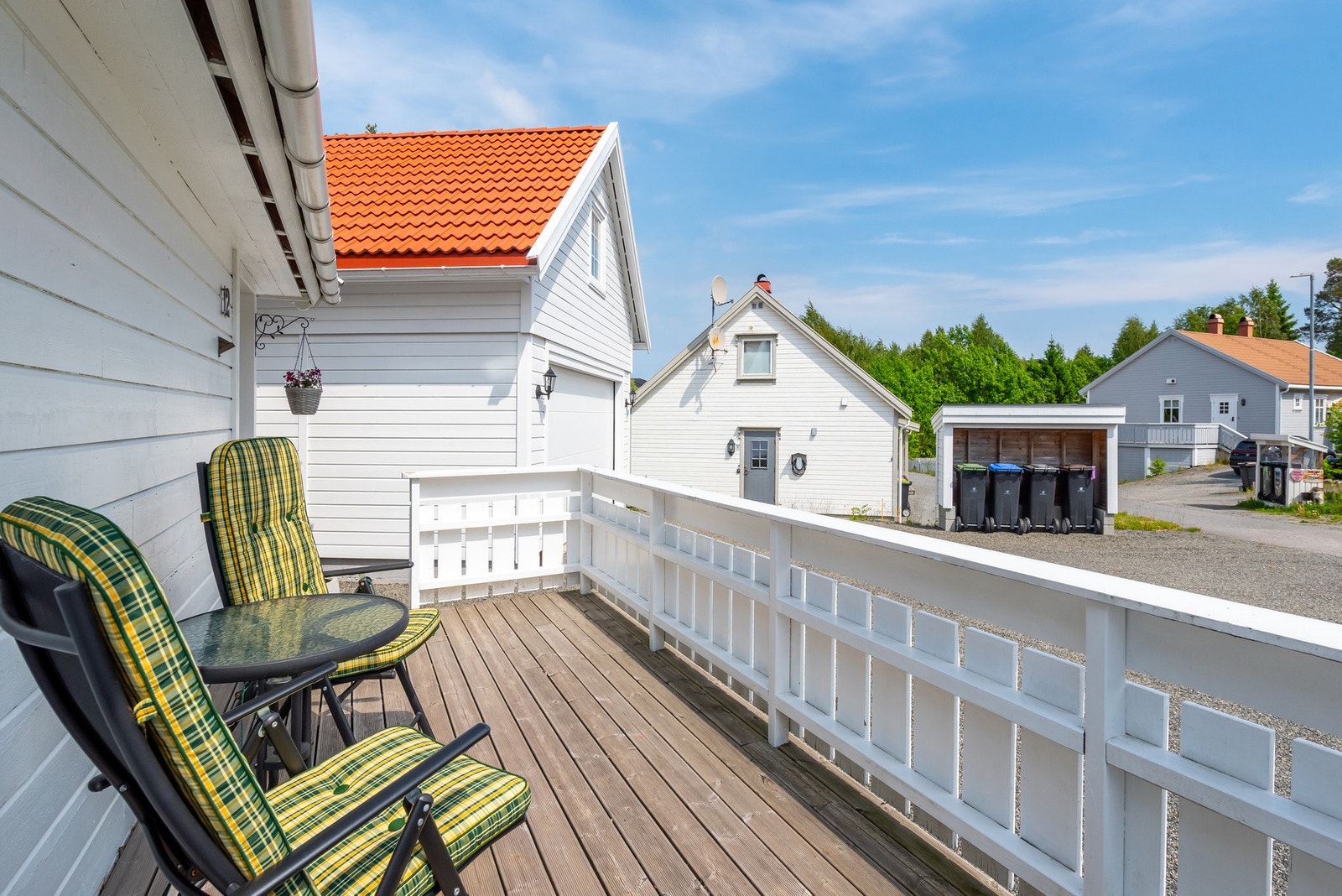 Flere hyggelige uteplasser på tomta. Galleribilde