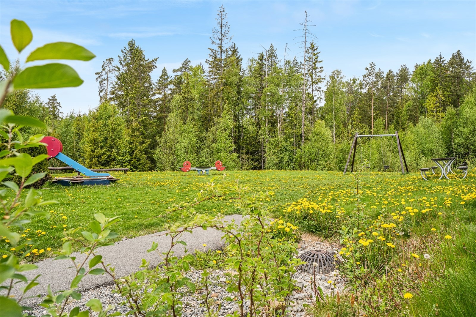 Stor lekeplass i nabolaget, hyggelig samlingspunkt for familiene i området. Galleribilde