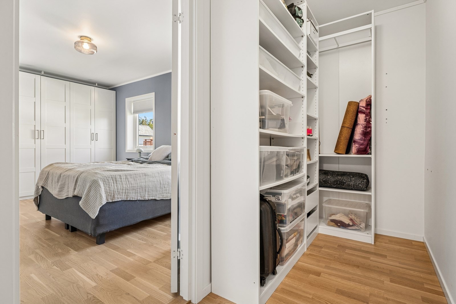 I tilknytning til rommet er det en innvendig bod som gir ytterligere plass til oppbevaring. Galleribilde