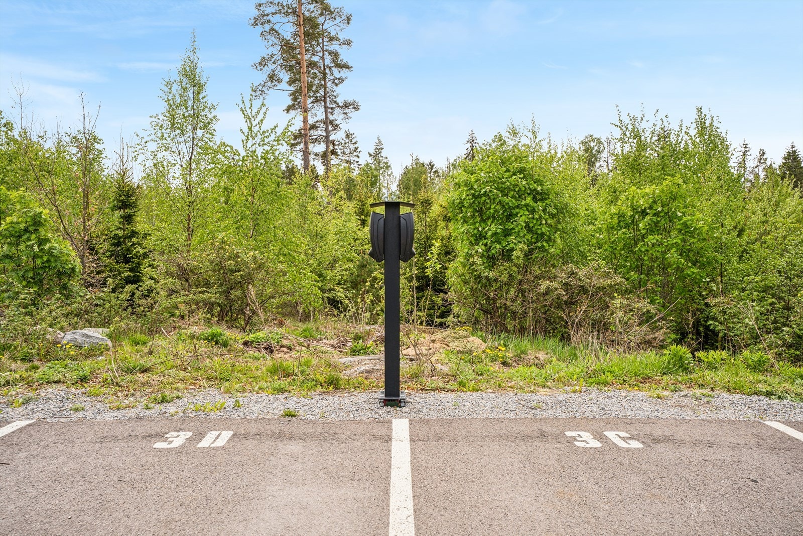 Til leiligheten følger det en fast parkeringsplass med el-billader. Galleribilde
