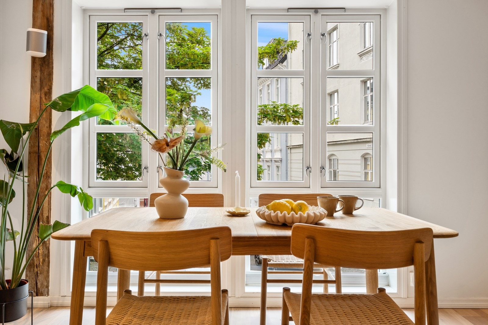 De store vindusflatene slipper inn rikelig med naturlig lys i arealet. Galleribilde