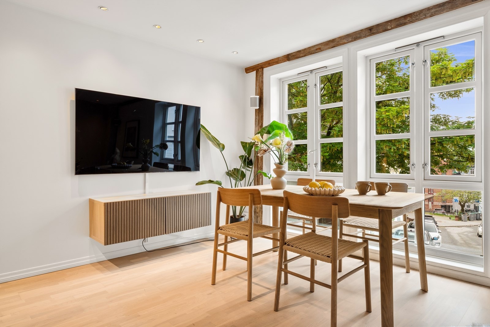 Her er det gode møbleringsmuligheter for både sofa- og spisegruppe. Galleribilde